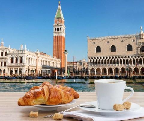Wenecja-bigstock-Breakfast-at-Venice-Italy-91491566-1