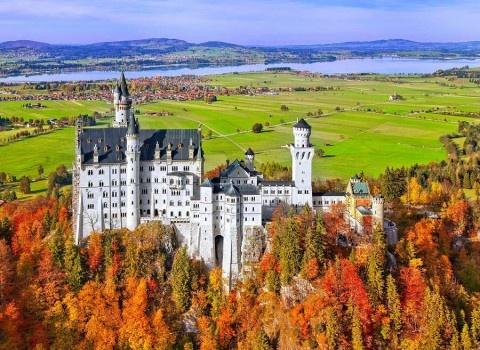 Neuschwanstein-castle-in-Germany-_90350848-3