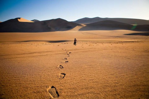 Libia-Walking-alone-in-the-desert-with-footsteps-shutterstock_569014618