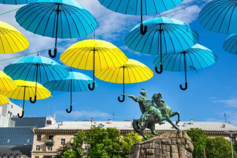 Kijw-Bohdan-Khmelnitskiy-monument-unde-bright-umbrellas-on-Kievs-day.-Kiev-Ukraine.-shutterstock_283657652-1