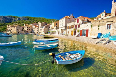 Chorwacja_Scenic-beach-in-Komiza-village-waterfront-Island-of-Vis-Croatia_shutterstock_339335786