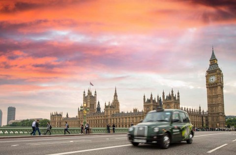 Londyn-taxi-shutterstock_224533348