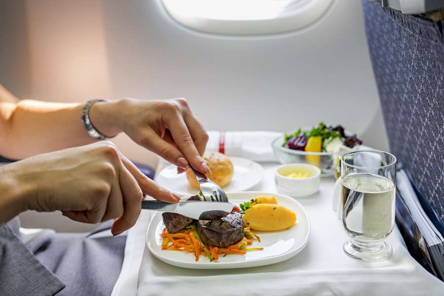 food-on-a-plane-jedzenie-samolot-shutterstock_606260462--kopia
