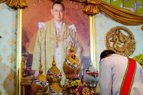 30 lat więzienia za obrazę króla Tajlandii na Facebooku