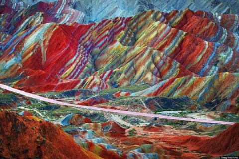 Różowe rzeki i tęczowe góry – 10 miejsc powalających kolorami
