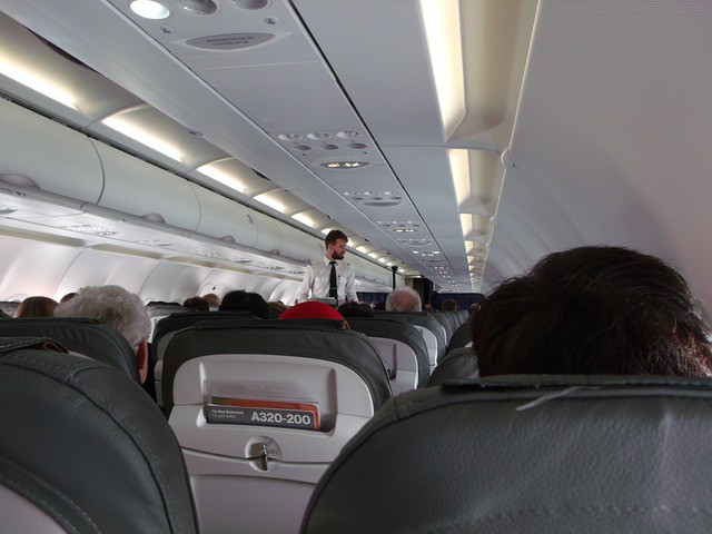 "Najbrudniejsze" miejsce w samolocie? Tuż przed twarzą pasażera!
