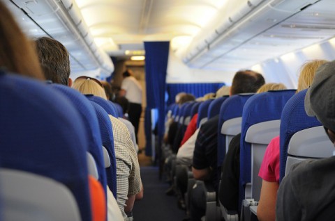 Pasażer próbował otworzyć drzwi samolotu, bo "myślał, że to toaleta"