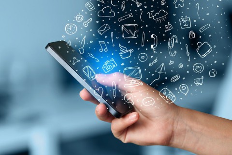Dlaczego musisz wyłączyć telefon w samolocie?