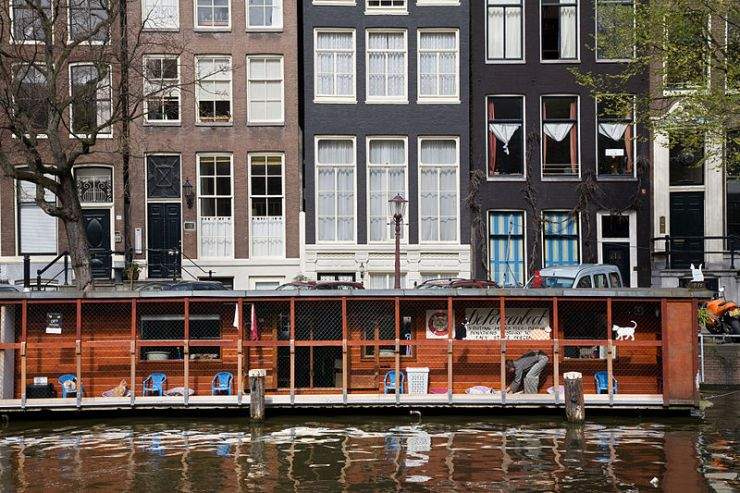 b2ap3_thumbnail_800px-Amsterdam_-_Boathouse_-_0627.jpg