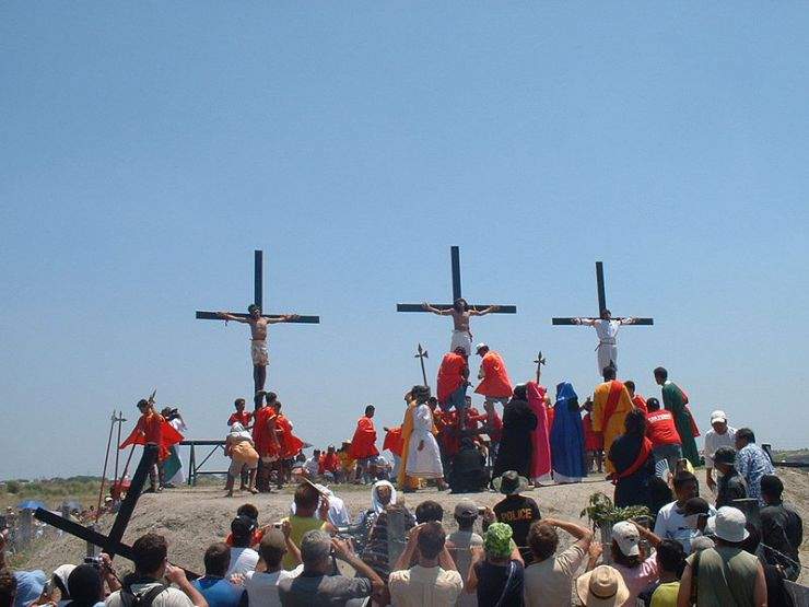 b2ap3_thumbnail_800px-Crucifixion_in_San_Fernando_Pampanga_Philippines_easter_2006_p-ad20060414-12h54m52s-r.jpg