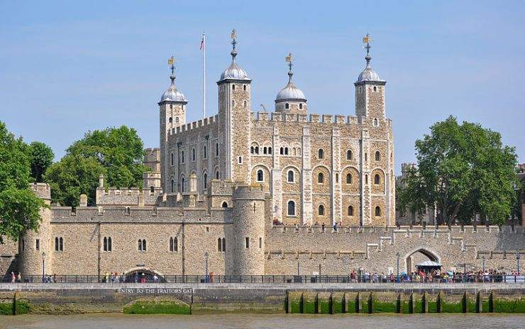 b2ap3_thumbnail_800px-Tower_of_London_viewed_from_the_River_Thames.jpg