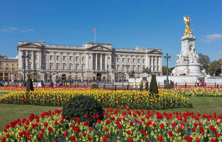 b2ap3_thumbnail_Buckingham_Palace_from_gardens_London_UK_-_Diliff.jpg