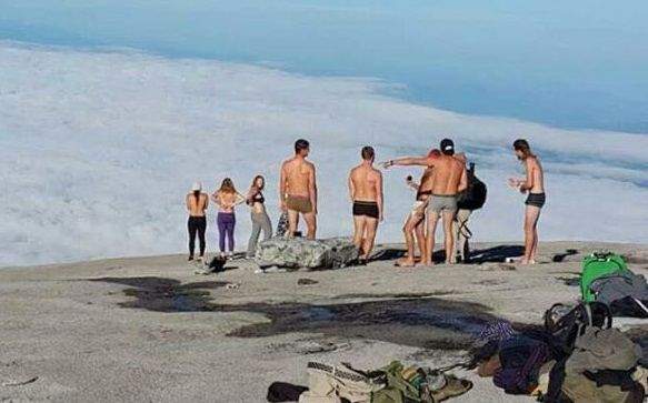 Turyści aresztowani za pozowanie nago na świętej górze w Malezji