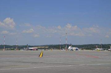 b2ap3_thumbnail_piec-dodatkowych-miejsc-postojowych-dla-samolotow-na-krakowskim-lotnisku_1437642137.JPG