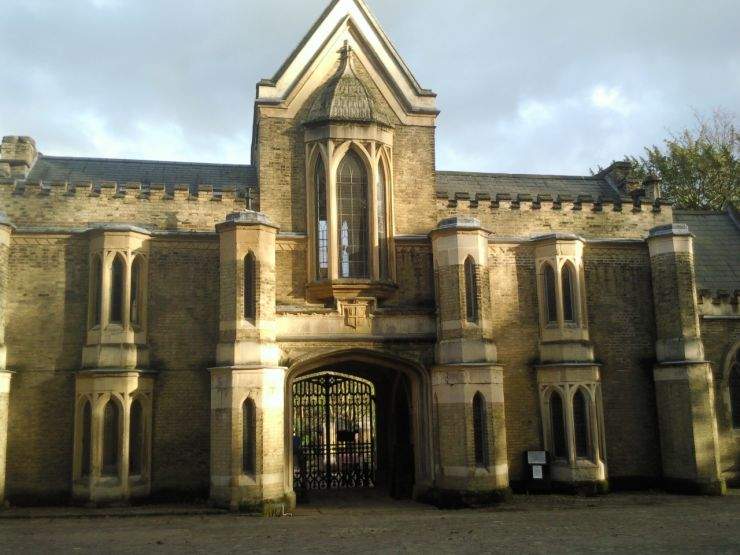 b2ap3_thumbnail_Entrance_to_Highgate_West_Cemetery_-_geograph.org.uk_-_1691935.jpg