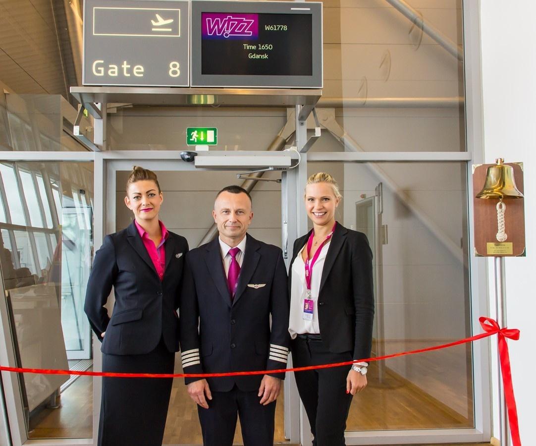 Inauguracja lotu Wizz Air z Billund do Gdańska Tamara Mshvenieradze wraz z załogą WIZZ