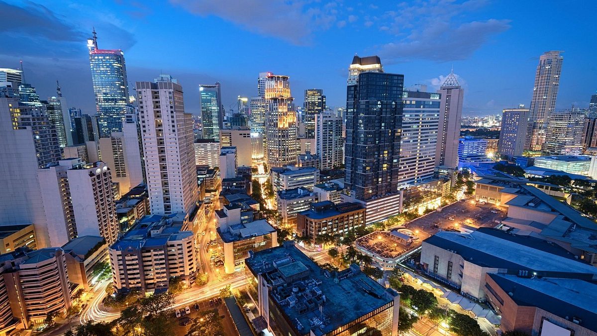 Wieczorna panorama Makati w aglomeracji Metro Manila