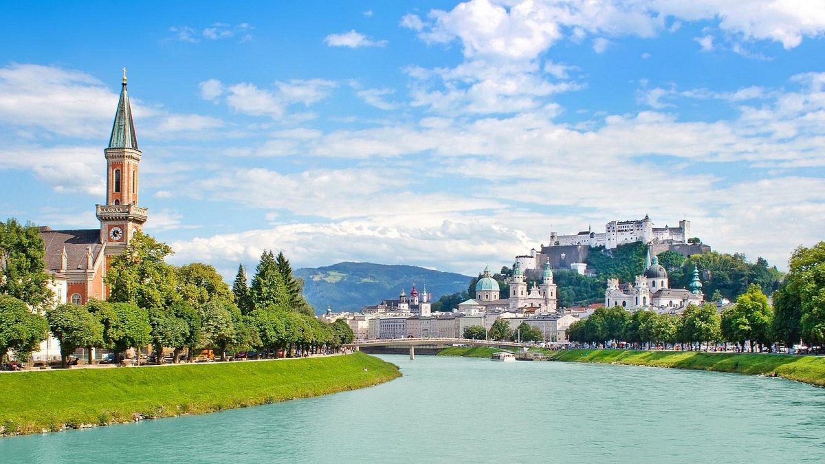 Panorama Salzburga z rzeką Salzach i twierdzą Hohensalzburg