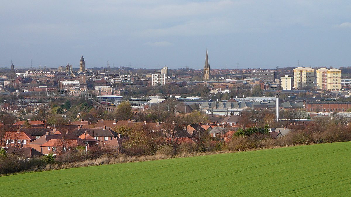 Panorama Wakefield widziana z Sandal Castle, z wieżami katedry i ratusza