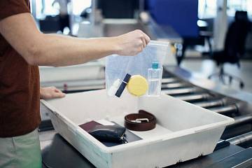 Płyny w bagażu podręcznym: 2 litry czy 100 ml? Sprawdzamy polskie lotniska