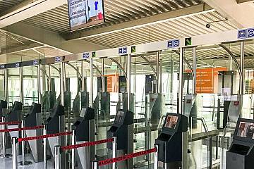 Lotnisko Chopina uruchomiło „Smoczyce”. Fast Track bez wyjmowania płynów i elektroniki
