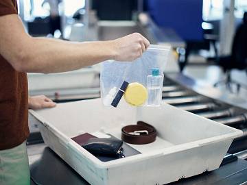 Płyny w bagażu podręcznym: 2 litry czy 100 ml? Sprawdzamy polskie lotniska