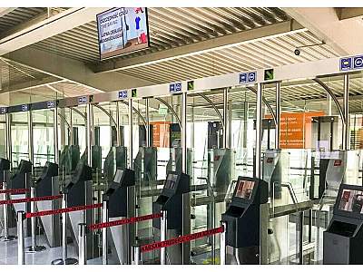 Lotnisko Chopina uruchomiło „Smoczyce”. Fast Track bez wyjmowania płynów i elektroniki