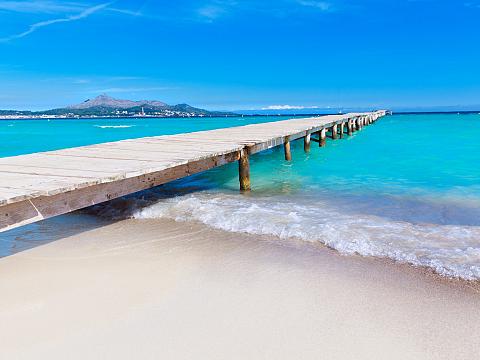 Drewniany pomost przy plaży Playa de Muro na Majorce