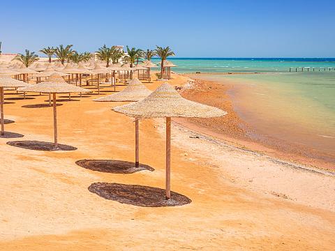 Parasole na plaży nad Morzem Czerwonym w Hurghadzie
