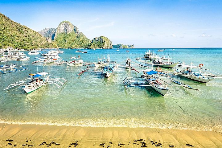 Łodzie banca przy plaży w El Nido na wyspie Palawan na Filipinach