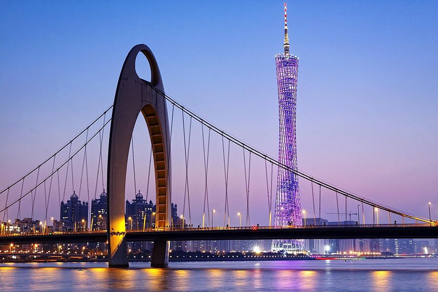 Canton Tower i most nad Rzeką Perłową w Kantonie