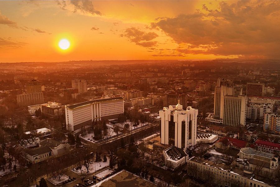 Panorama Kiszyniowa w Mołdawii o zachodzie słońca