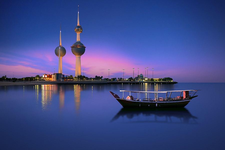 Kuwait Towers i tradycyjna łódź przy nabrzeżu w Kuwejcie