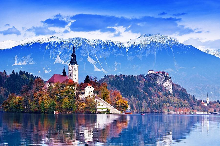 Jezioro Bled w Słowenii z wyspą i Alpami Julijskimi w tle