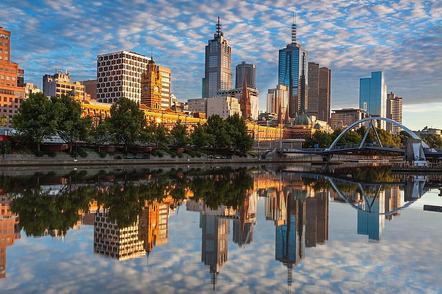Panorama centrum Melbourne nad rzeką Yarra w Australii