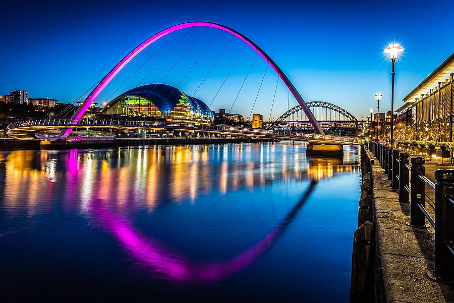 Most Millennium Bridge i nabrzeże Quayside w Newcastle upon Tyne