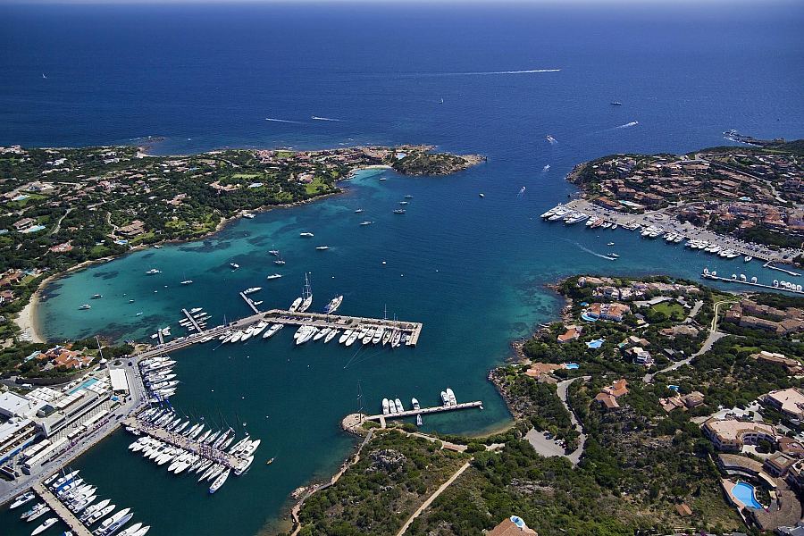 Porto Cervo i wybrzeże Costa Smeralda w pobliżu Olbii