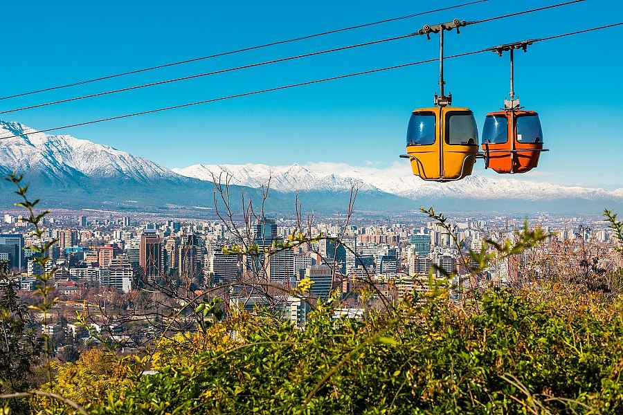 Panorama Santiago de Chile, kolejka na Cerro San Cristobal i Andy w tle