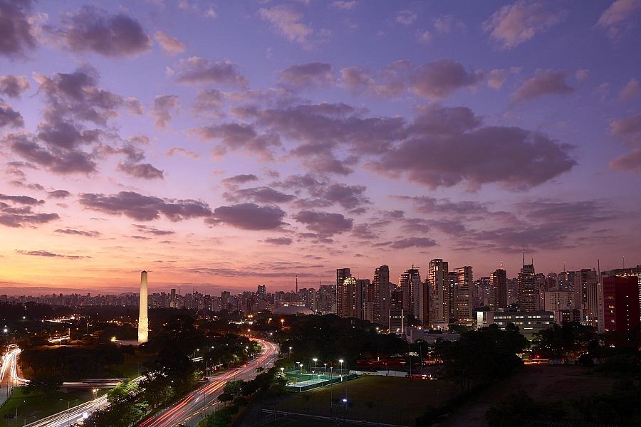 Panorama São Paulo o zmierzchu z parkiem Ibirapuera