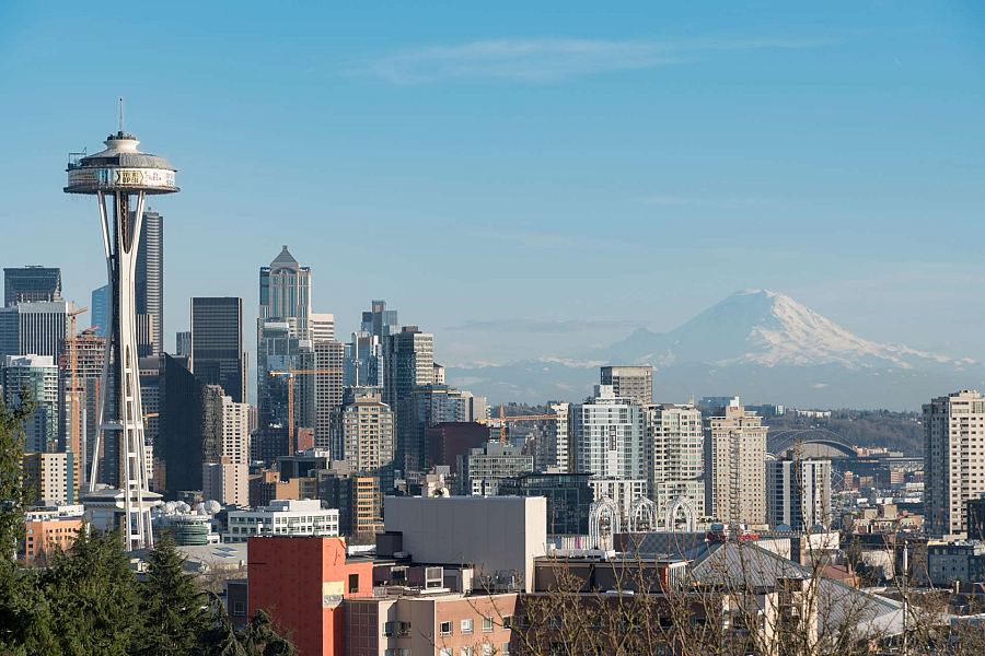 Seattle - panorama miasta ze Space Needle i Mount Rainier