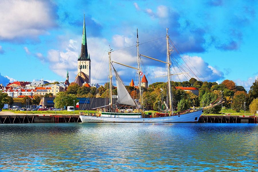 Panorama Tallinna z portem, żaglowcem i wieżami starego miasta