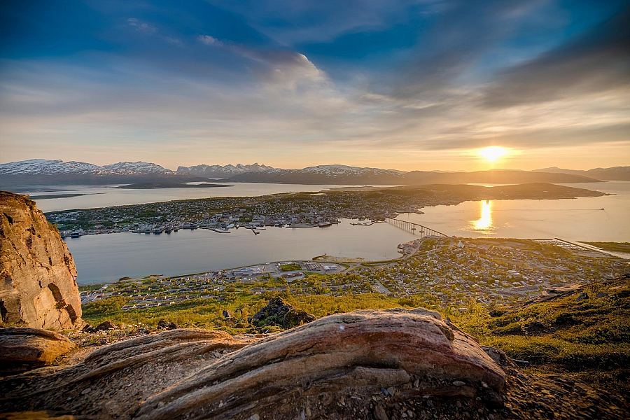 Tromsø widziane z góry Storsteinen w czasie polarnego lata