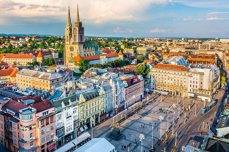 Zagrzeb z lotu ptaka: plac bana Josipa Jelačicia i katedra