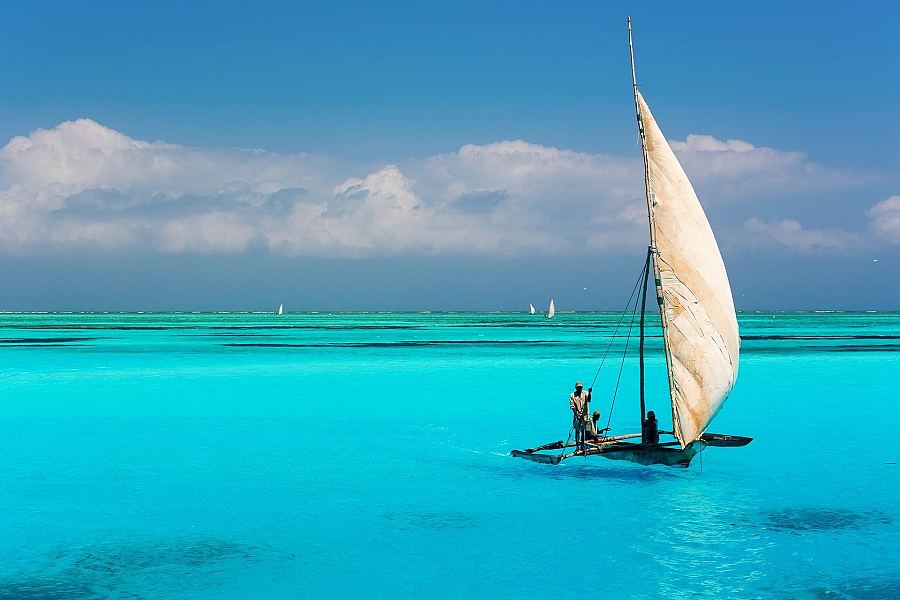 Tradycyjna łódź dhow na turkusowej wodzie przy Zanzibarze