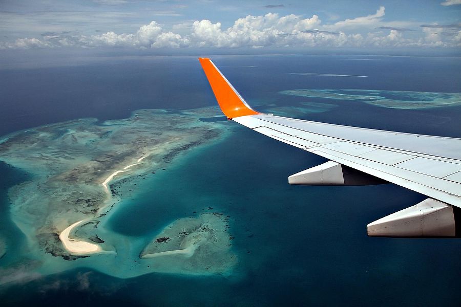 Samolot nad wyspami Zanzibaru w Tanzanii