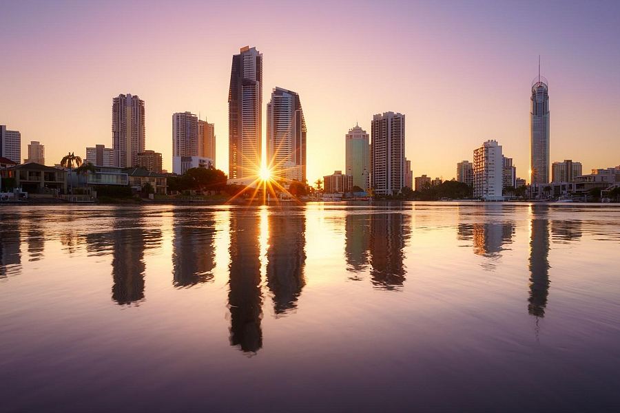 Panorama Brisbane nad rzeką o wschodzie słońca