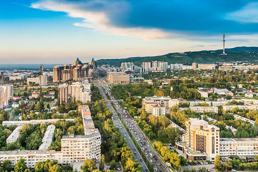 Ałmaty - panorama miasta i góry Tienszan w Kazachstanie