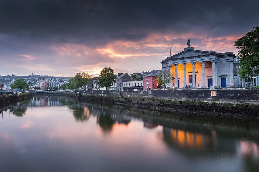 Centrum Cork nad rzeką Lee o zmierzchu