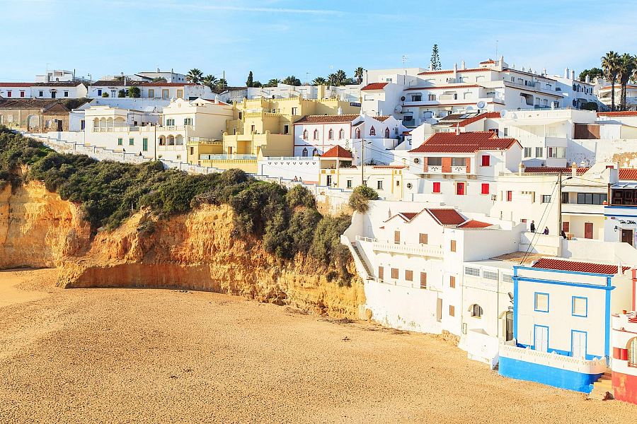 Algarve w Portugalii - białe domy i klif nad plażą w Carvoeiro
