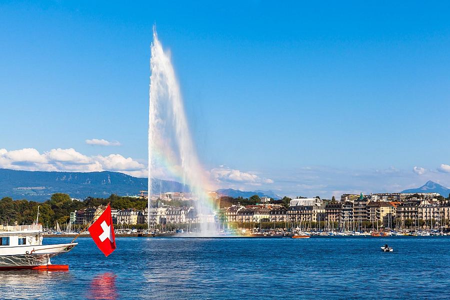 Jezioro Genewskie, fontanna Jet d'Eau i panorama Genewy